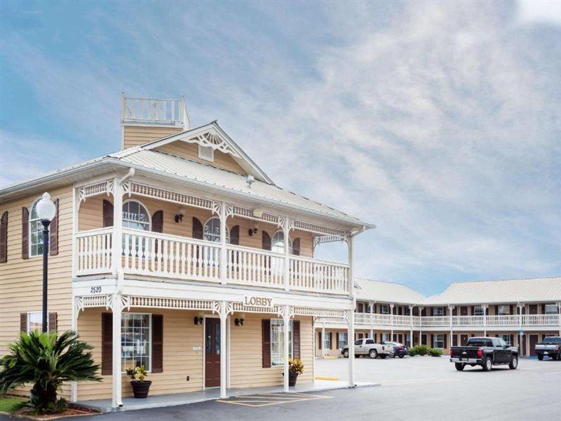 Super 8 By Wyndham Foley Motel Buitenkant foto