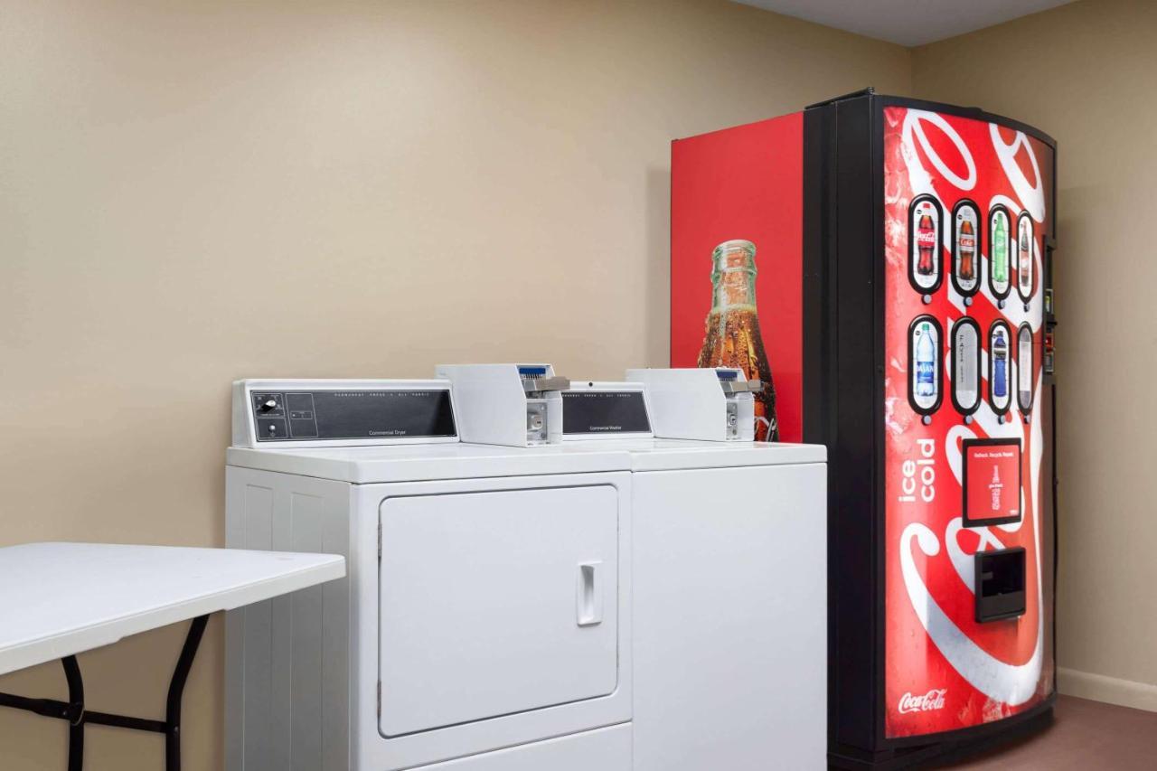 Super 8 By Wyndham Foley Motel Buitenkant foto