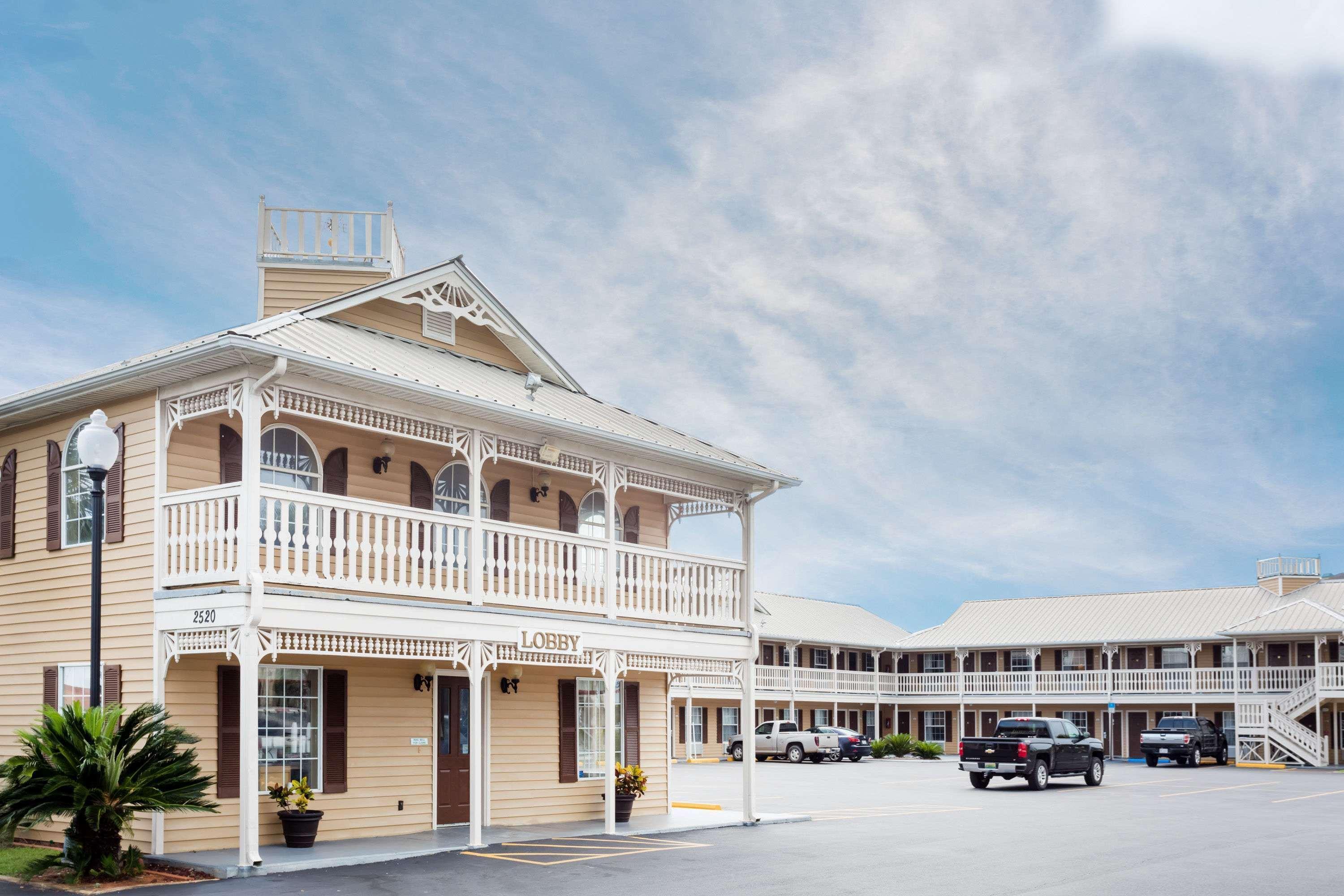 Super 8 By Wyndham Foley Motel Buitenkant foto